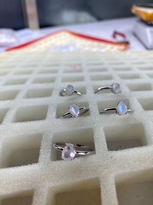 14K Rose Gold Pear Cut Perhiasan Moonstone Mungil Sederhana Cincin Batu Bulan
