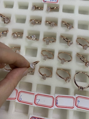 14K Rose Gold Pear Cut Perhiasan Moonstone Mungil Sederhana Cincin Batu Bulan
