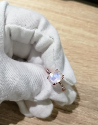 14K Emas Putih Oval Cut Moonstone Dengan Cincin CZ Cincin Ulang Tahun Wanita Pertunangan