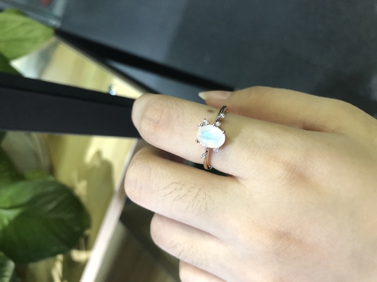 14K Emas Putih Oval Cut Moonstone Dengan Cincin CZ Cincin Ulang Tahun Wanita Pertunangan