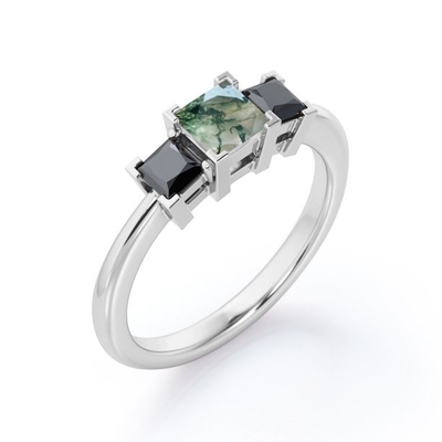 Minimalis Square V-Prong - 0.45 TCW Princess Cut Moss Green Agate with Lab Created Black Diamond - Engageme Tiga Batu