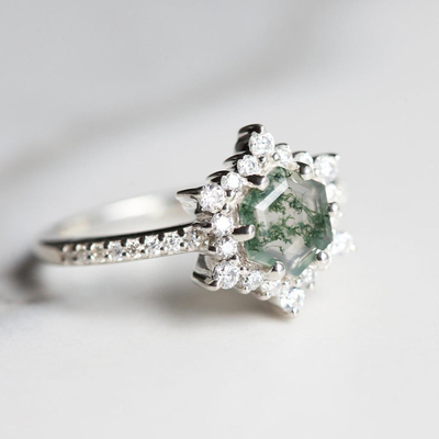 Filigree Chevron Tiara 0.6 karat Round Cut Moss Green Agate dan Diamond Wedding Ring Set di Rose Gold