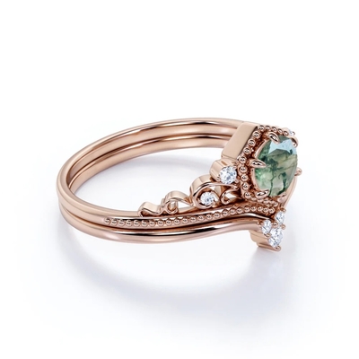 Filigree Chevron Tiara 0.6 karat Round Cut Moss Green Agate dan Diamond Wedding Ring Set di Rose Gold