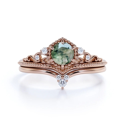 Filigree Chevron Tiara 0.6 karat Round Cut Moss Green Agate dan Diamond Wedding Ring Set di Rose Gold