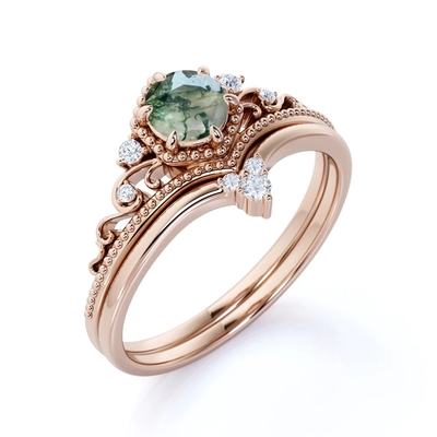 Filigree Chevron Tiara 0.6 karat Round Cut Moss Green Agate dan Diamond Wedding Ring Set di Rose Gold