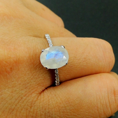 Elegan Berlapis Oval Cut Claw Pengaturan Moonstone Dengan Cincin CZ Cincin Pertunangan Wanita Anniversary