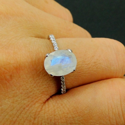 Elegan Berlapis Oval Cut Claw Pengaturan Moonstone Dengan Cincin CZ Cincin Pertunangan Wanita Anniversary