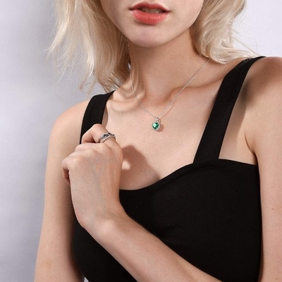 Chic Perak 925 Sterling Silver Heart Pendant Kalung Simulasi Emerald Birthstone Kalung