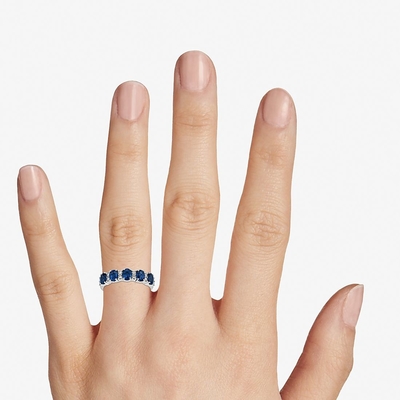Blue Oval Lab Membuat Cincin Lima Batu Safir dan Berlian Dengan Perak