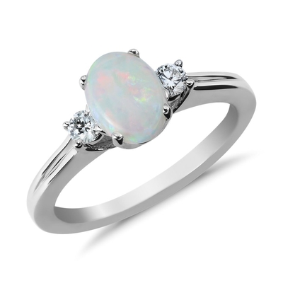 Cincin Bergaya Antik dengan Aksen Berlian dan Opal Oval dalam Emas Putih 10K