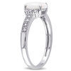 Oval Opal dan 1/15 CT. T.W. Cincin Diamond Bypass Split Shank dalam Sterling Silver