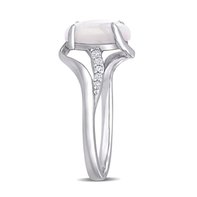 Oval Opal dan 1/15 CT. T.W. Cincin Diamond Bypass Split Shank dalam Sterling Silver