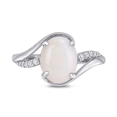 Oval Opal dan 1/15 CT. T.W. Cincin Diamond Bypass Split Shank dalam Sterling Silver
