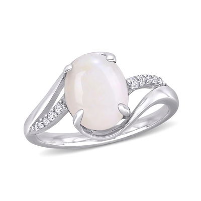 Oval Opal dan 1/15 CT. T.W. Cincin Diamond Bypass Split Shank dalam Sterling Silver