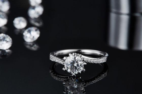 1.30CT Putih Moissanite Dan Sapphire Platineve CZ Perhiasan Cincin Pertunangan Wanita