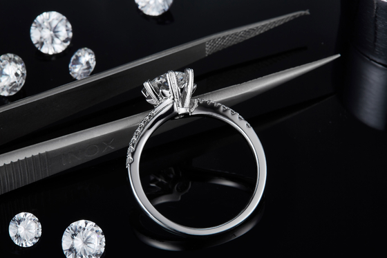1.30CT Putih Moissanite Dan Sapphire Platineve CZ Perhiasan Cincin Pertunangan Wanita