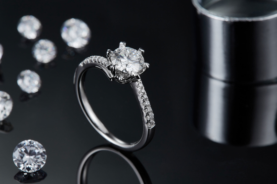 1.30CT Putih Moissanite Dan Sapphire Platineve CZ Perhiasan Cincin Pertunangan Wanita