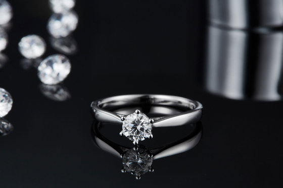 Perhiasan Pernikahan Minimalis Cincin Perak 9K Potong Bulat Putih Moissanite CZ