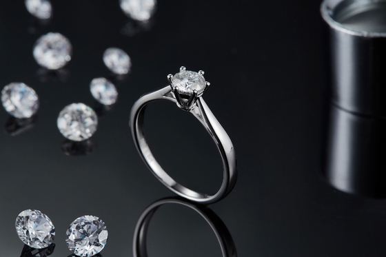 Perhiasan Pernikahan Minimalis Cincin Perak 9K Potong Bulat Putih Moissanite CZ