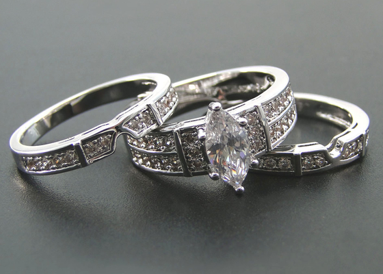 10K 14K Emas Cincin Pernikahan Pertunangan, 0.68ct 56pcs Cincin Berlian Alami ODM