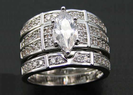 10K 14K Emas Cincin Pernikahan Pertunangan, 0.68ct 56pcs Cincin Berlian Alami ODM
