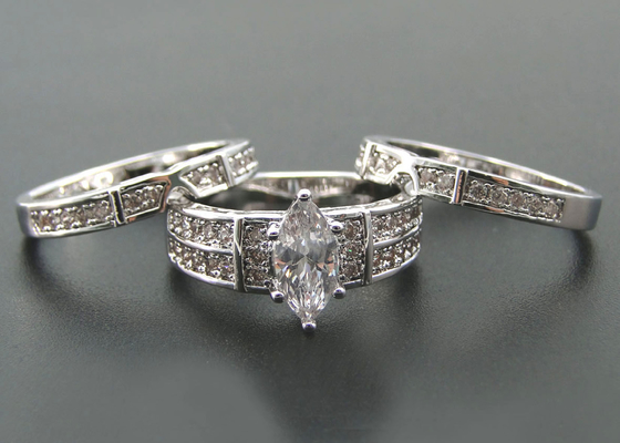 10K 14K Emas Cincin Pernikahan Pertunangan, 0.68ct 56pcs Cincin Berlian Alami ODM