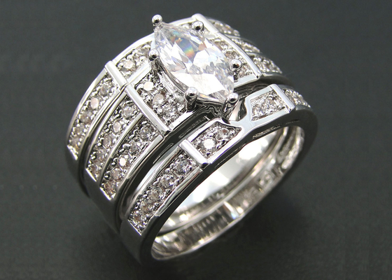 10K 14K Emas Cincin Pernikahan Pertunangan, 0.68ct 56pcs Cincin Berlian Alami ODM