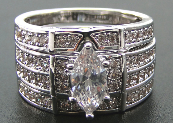 10K 14K Emas Cincin Pernikahan Pertunangan, 0.68ct 56pcs Cincin Berlian Alami ODM