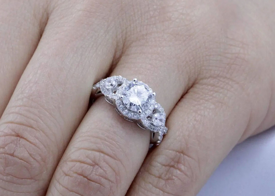 OEM ODM Natural Diamond Wedding Rings, Halo Style Promise Rings Dimensi 6.5mm