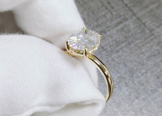 1.5ct Oval Cut Lab Grown Moissanite Ring Bahan Emas 14K Ukuran 0,7 × 0,9cm