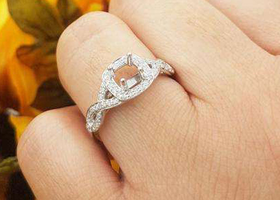 0.38ct 1.3mm 14k White Gold Semi Mount Rings Cushion Cut untuk Ulang Tahun