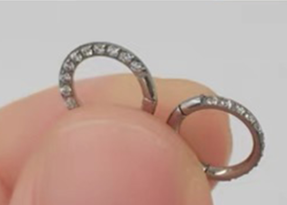 Segmen Berengsel 14K Emas Clicker Hoop bentuk dengan 16G Pave Diamond