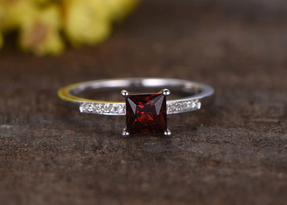 Princess Cut Garnet Diamond Engagement Ring Prong Jenis Pengaturan