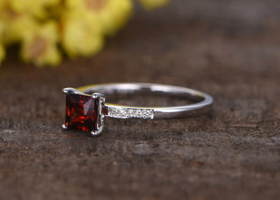 Princess Cut Garnet Diamond Engagement Ring Prong Jenis Pengaturan
