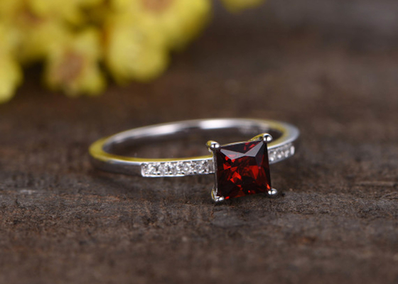 Princess Cut Garnet Diamond Engagement Ring Prong Jenis Pengaturan