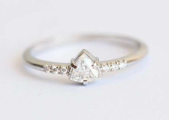 Cincin Perhiasan Berlian Nyata Fashion dengan Batu Segitiga 4x4mm ODM