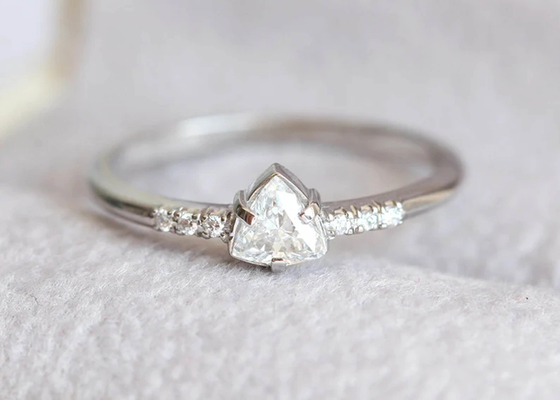 Cincin Perhiasan Berlian Nyata Fashion dengan Batu Segitiga 4x4mm ODM