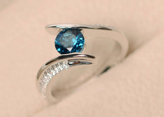 Cincin Pertunangan Berlian Biru Shank Mewah, Cincin Emas Putih OEM ODM 14K