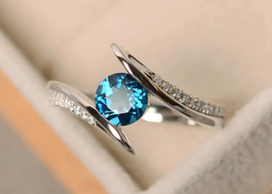 Cincin Pertunangan Berlian Biru Shank Mewah, Cincin Emas Putih OEM ODM 14K