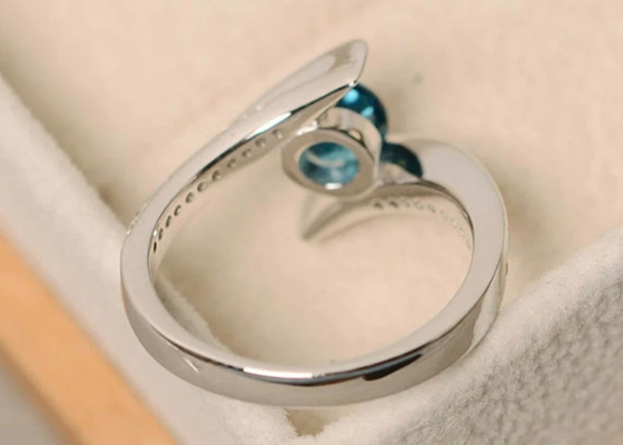 Cincin Pertunangan Berlian Biru Shank Mewah, Cincin Emas Putih OEM ODM 14K