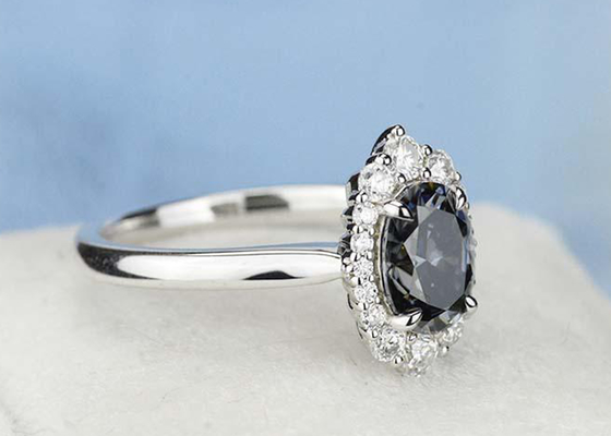 3 Carat Oval Lab Grown Moissanite Ring Warna Abu-abu Gelap ukuran 8 × 10MM