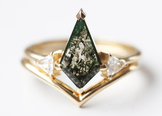 Segitiga Natural Moss Agate Engagement Ring, Cincin Emas 9k Dengan Berlian OEM ODM