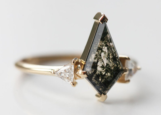Segitiga Natural Moss Agate Engagement Ring, Cincin Emas 9k Dengan Berlian OEM ODM