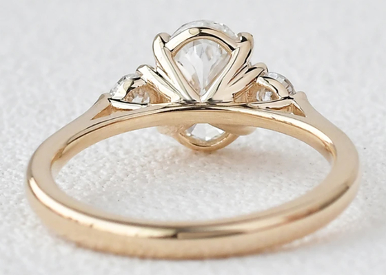10K Gold Lab Grown Moissanite Ring White Oval Cut Berat 2.1ct Bentuk 7 × 9mm