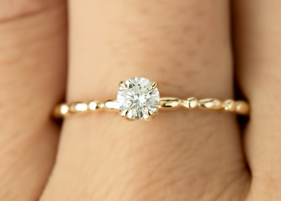 Cincin Emas 6MM Dengan Berlian Solitaire, Cincin Berlian Moissanite 0.8ct ODM