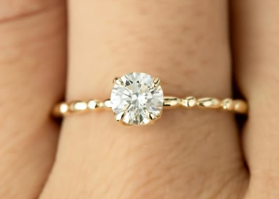 Cincin Emas 6MM Dengan Berlian Solitaire, Cincin Berlian Moissanite 0.8ct ODM