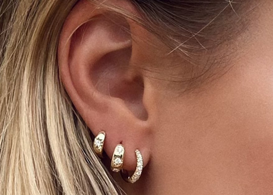 Anting Huggie Hoop Emas Ukuran 12mm Dengan Berlian Bulat 0.16ct