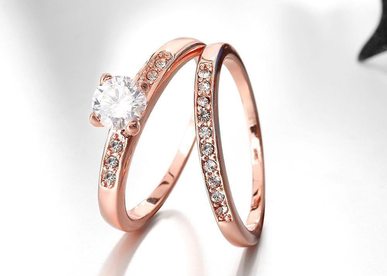 OEM Rose Gold Engagement Dan Wedding Ring Set dengan Batu 0.44CT 5mm