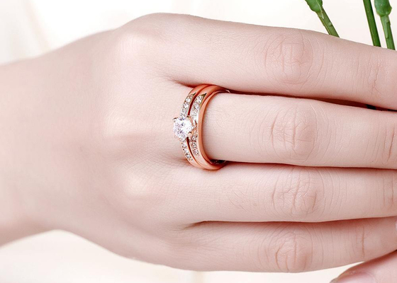 OEM Rose Gold Engagement Dan Wedding Ring Set dengan Batu 0.44CT 5mm